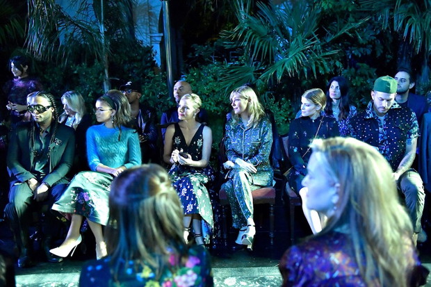 Law Roach, Zendaya Coleman, Kate Bosworth, Kirsten Dunst, Kate Mara i Johnny Wujek oglądają pokaz kolekcji ERDEM x H&M w Los Angeles