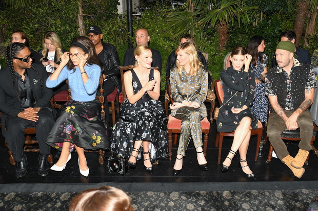 Law Roach, Zendaya Coleman, Kirsten Dunst, Kate Mara i Johnny Wujek w pierwszym rzędzie na pokazie kolekcji ERDEM x H&M