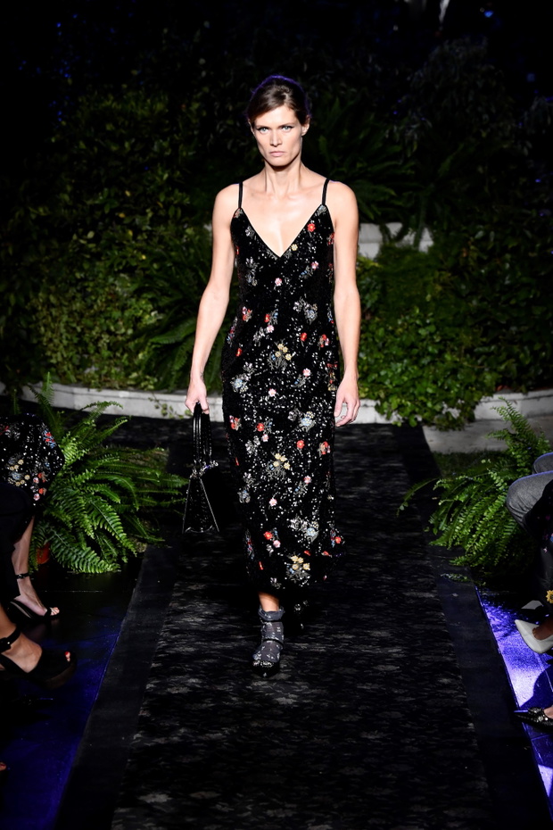 Pokaz kolekcji ERDEM x H&M - Małgosia Bela na wybiegu