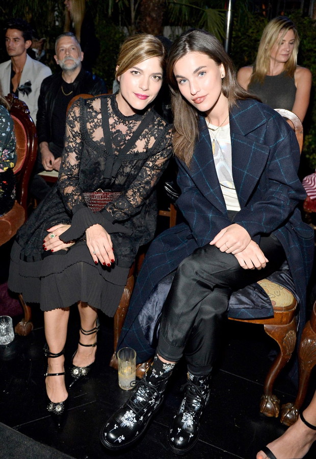 Selma Blair i Rainey Qualley na pokazie kolekcji ERDEM x H&M