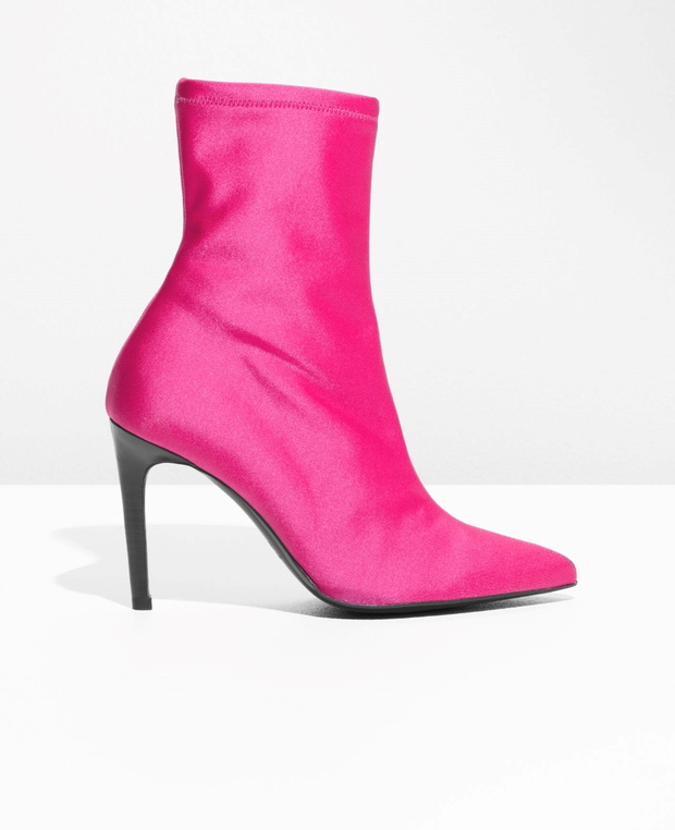 3. Neonowe botki w stylu Balenciaga. Idealne dopełnienie jesiennej, stonowanej stylizacji!