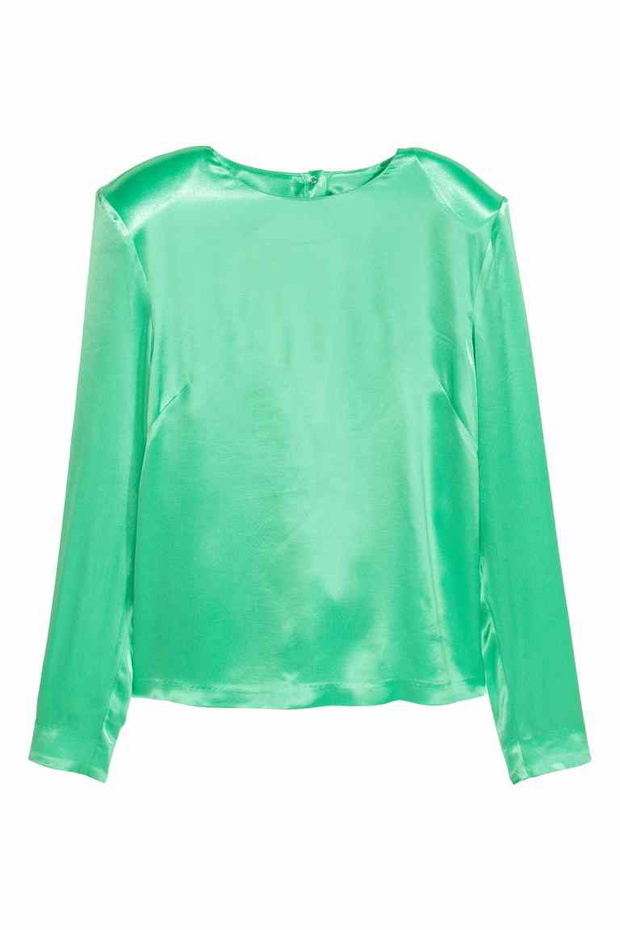 4. Satynowy top z poduszkami na ramionach w stylu Saint Laurent. Idealny do ołowkowej spódnicy.