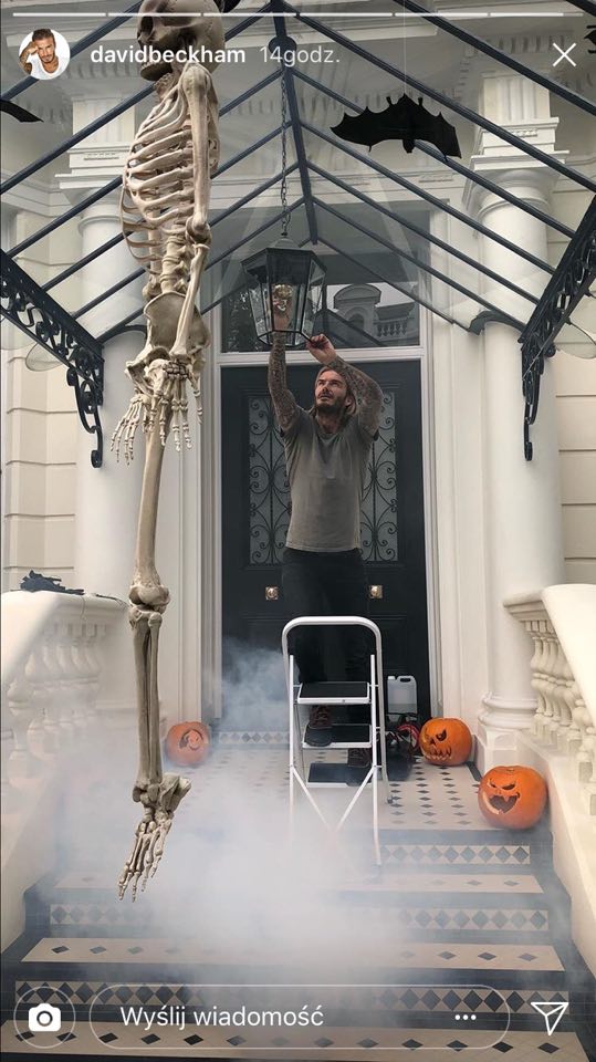 David Beckham co prawda nie przebrał się, ale dekoruje dom na Halooween, a to też jest warte odnotowania. A już na pewno zobaczenia!