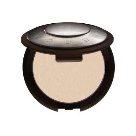 Redaktor Glamour.pl Marta Waglewska poleca: Podkład mineralny Becca Perfect Skin Mineral Powder Foundation w kamieniu