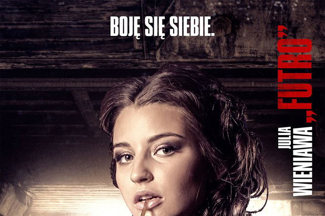 Julia Wieniawa na plakacie promującym film „Kobiety mafii”