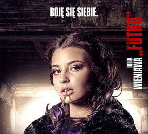Julia Wieniawa na plakacie promującym film „Kobiety mafii”