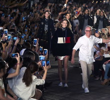 Lalka Barbie powstała jako owoc współpracy marki Tommy Hilfiger i firmy Mattel odtwarza look Gigi z pokazu na jesień 2016