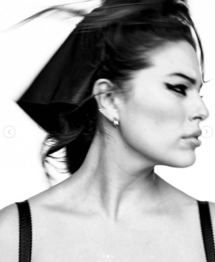 Poza modelingiem Ashley Graham działa także jako aktywistka body positive