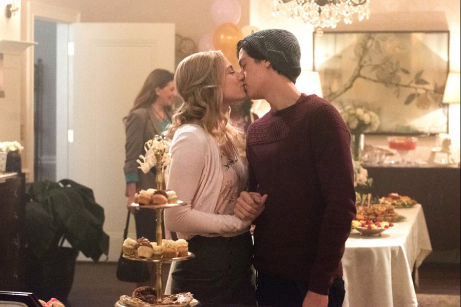 Lili Reinhart i Cole Sprouse grają w serialu „Riverdale” parę