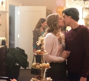 Lili Reinhart i Cole Sprouse grają w serialu „Riverdale” parę