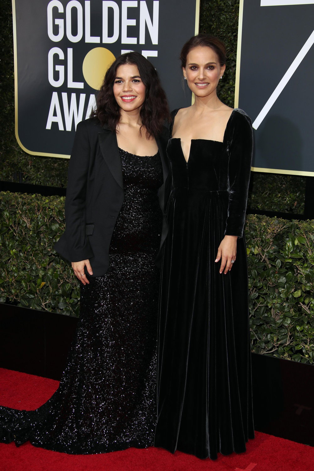 Gwiazdy Złote Globy 2018: Natalie Portman w kreacji Dior i America Ferrera w kreacji Christian Siriano