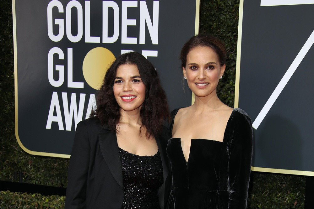 Gwiazdy Złote Globy 2018: Natalie Portman w kreacji Dior i America Ferrera w kreacji Christian Siriano