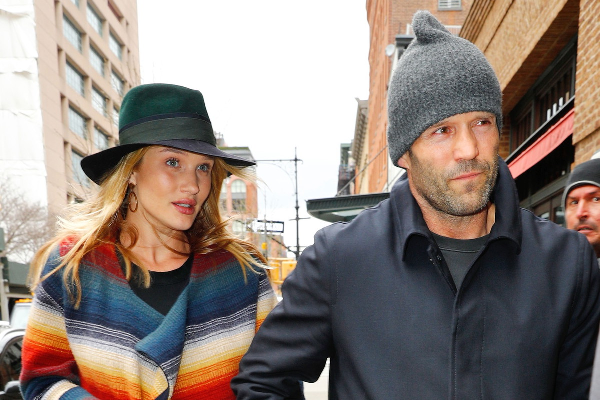 Rosie Huntington-Whiteley i Jason Statham spotykają się od siedmiu lat. Para zaręczyła się w styczniu 2016 roku, a w czerwcu 2017 powitała na świecie swoje pierwsze dzicko.