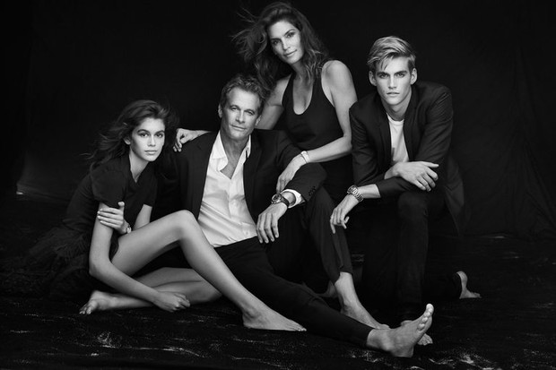 Kaia Gerber, Presley Gerber, Cindy Crawford i Randy Gerber w kampanii Omega