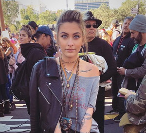 Paris Jackson na marszu kobiet w LA pojawiła się w kolczykach Lilou!
