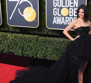 Na gali Złotych Globów Kendall Jenner pojawiła się w kreacji od Giambattista Valli.