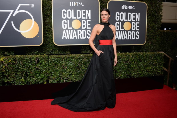 Gwiazdy Złote Globy 2018: Mandy Moore w kreacji Rosie Assoulin