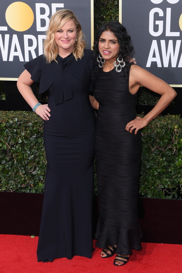 Na gali Złotych Globów 2018 Amy Poehler dotrzymała towarzystwa Sarze Jayaraman strzegącej praw kobiet pracujących w restauracjach.