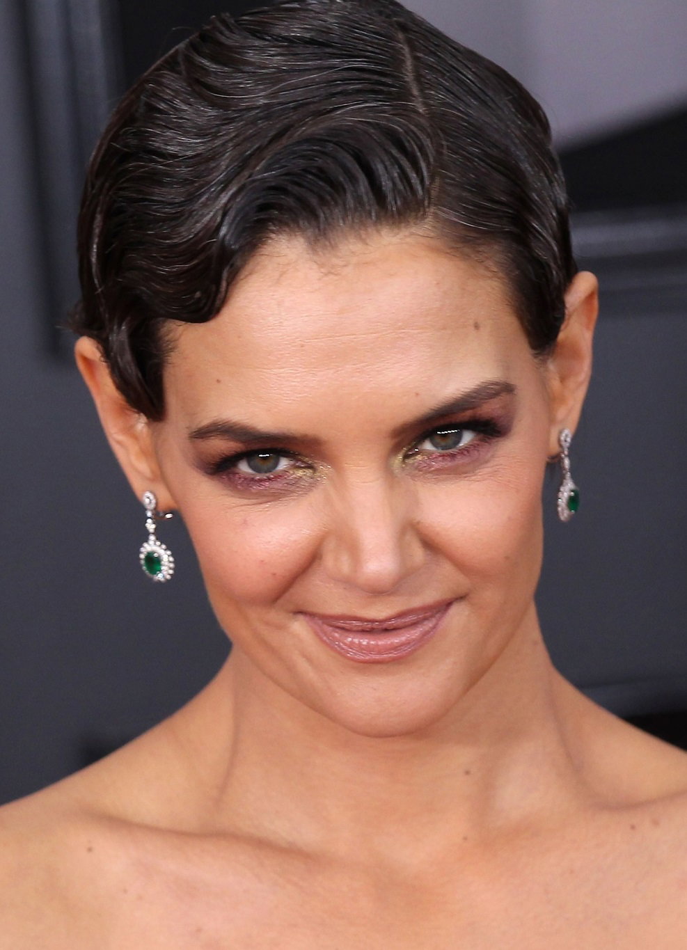 Katie Holmes pojawiła się na gali Grammy 2018 we fryzurze stylizowanej na lata 20. z widocznymi siwymi włosami.