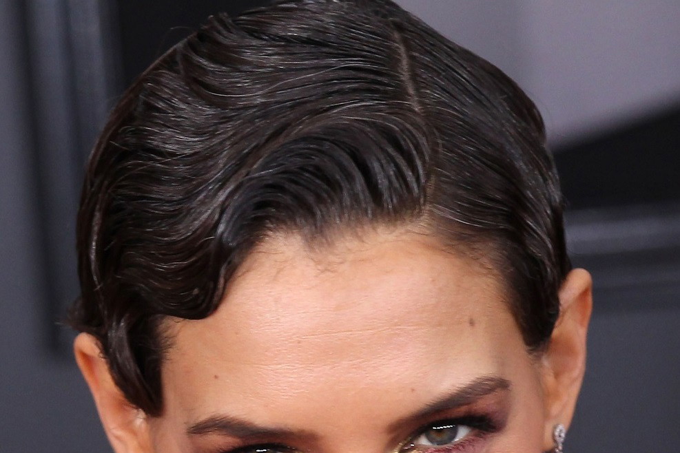 Katie Holmes pojawiła się na gali Grammy 2018 we fryzurze stylizowanej na lata 20. z widocznymi siwymi włosami.