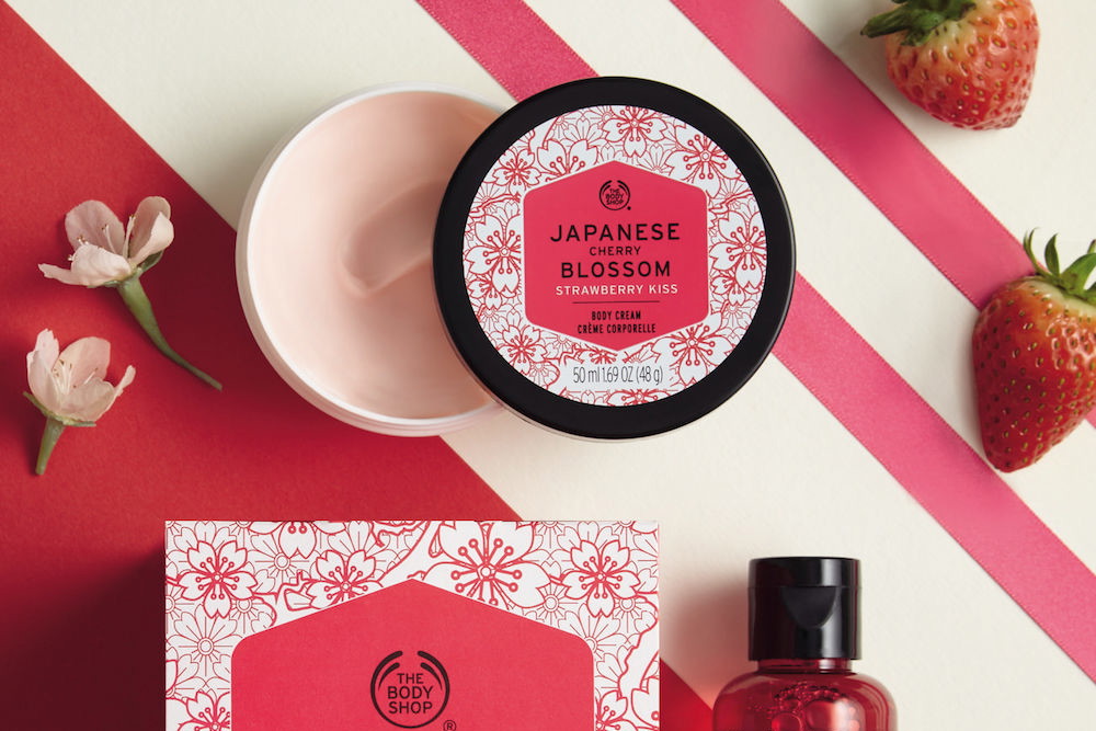 The Body Shop: Japanese Cherry Blossom Strawberry Kiss (balsam do ciała 75,90 zł; żel pod prysznic 34,90 zł)