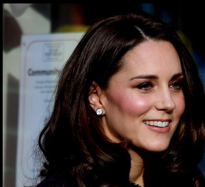 Kosmetyki do stylizacji włosów, których używa Kate Middleton to w większości produkty w przysteponych cenach dostepne w drogeriach czy sklepach firmowych także w Polsce.