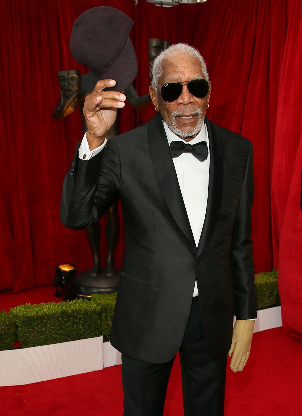 Morgan Freeman nosi rękawiczkę tylko na lewej ręce!