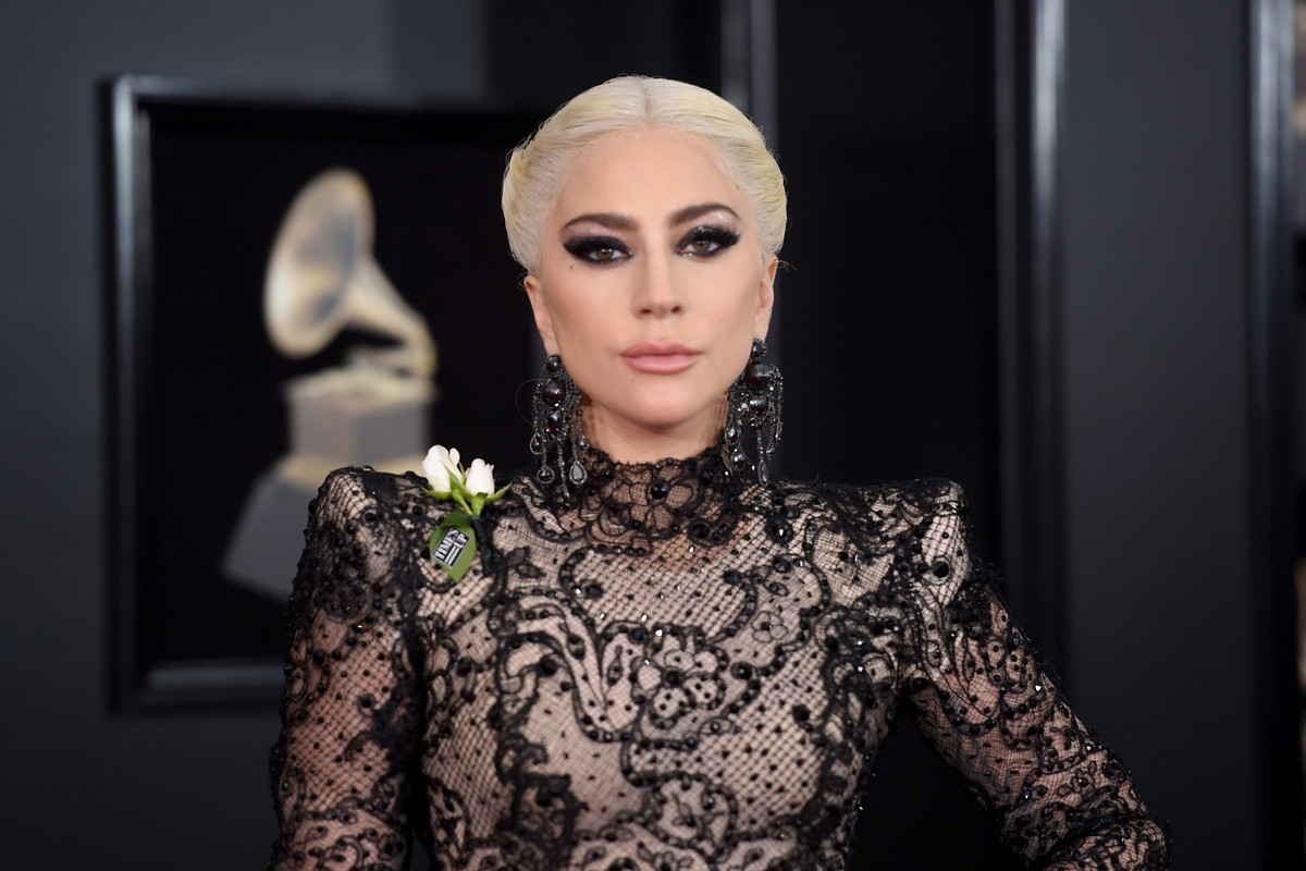 Lady Gaga pokazała pierścionek zaręczynowy na gali Grammy 2018!