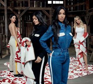 Kim Kardashian, Kylie Jenner, Kendall Jenner, Khloé Kardashian i Kourtney Kardashian w kampanii Calvin Klein na wiosnę-lato 2018