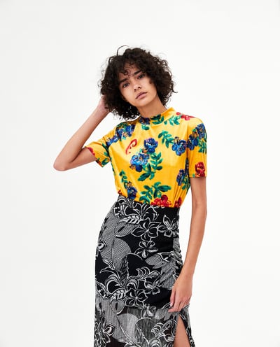T-shirt w kwiaty, Zara 49,90 zł