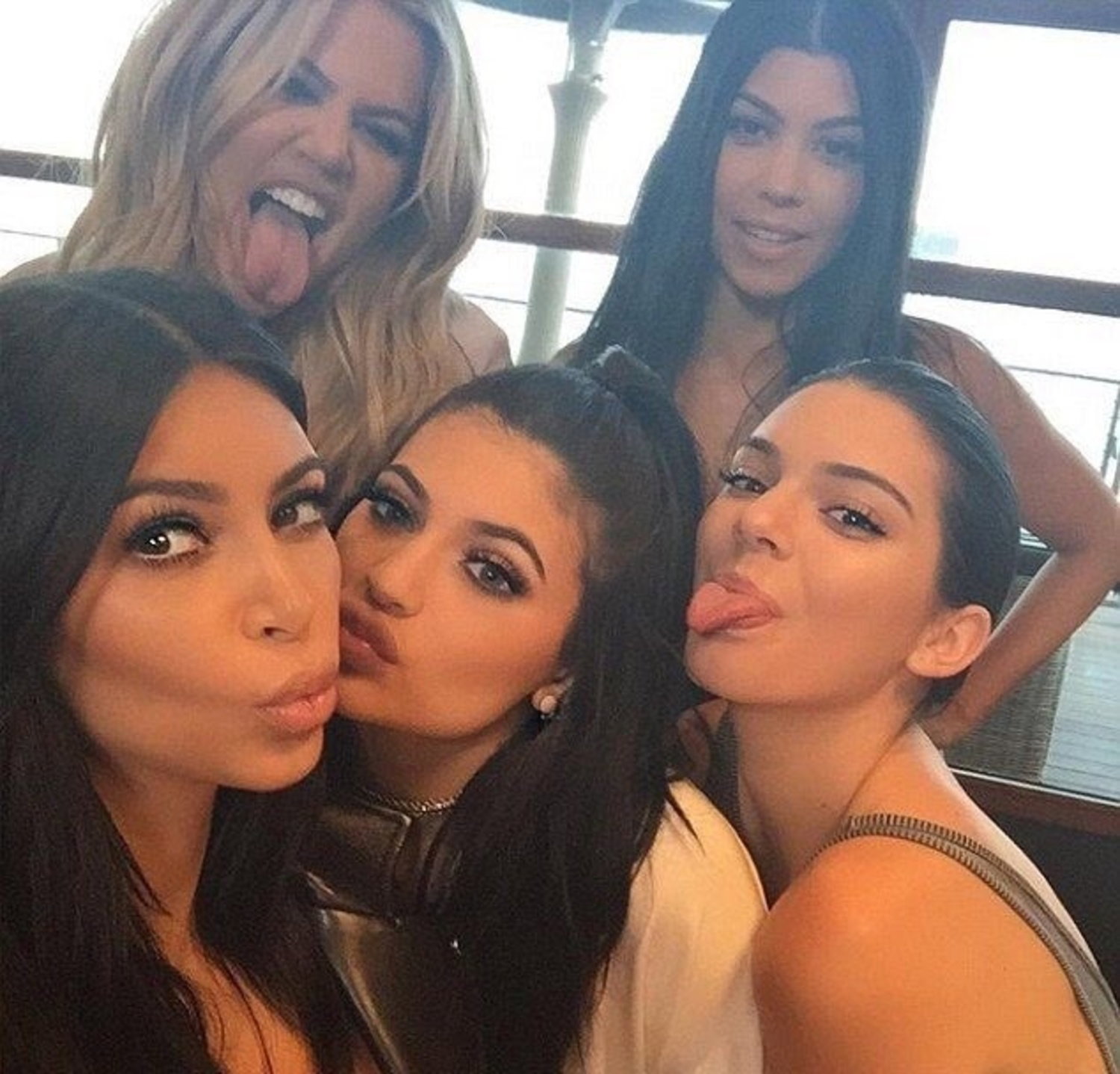 Póki co, w najbliższym czasie na świat przyjdzie pierwsze dziecko Khloé Kardashian, ale wszystko wskazuje na to, że Kourtney, która ma już 3 pociechy, jeszcze nie powiedziała ostatniego słowa.