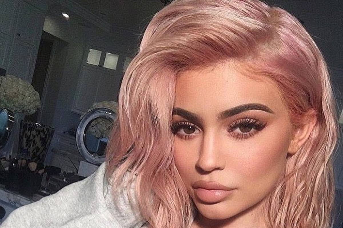 Kylie-jenner-różowy-blond