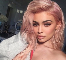 Kylie-jenner-różowy-blond
