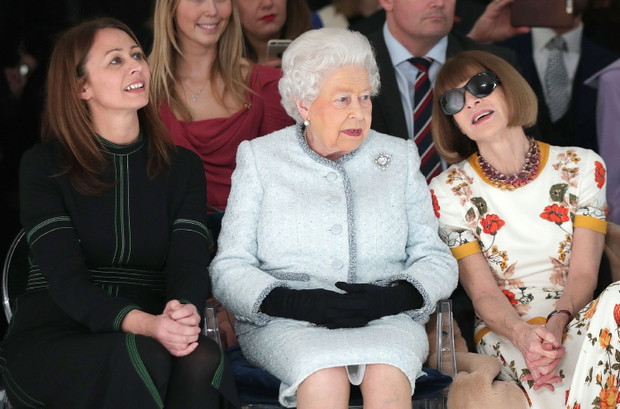 Królowa Elżbieta II na pokazie Richarda Quinna siedziała między szefową Brytyjskiej Izby Mody Caroline Rush i Anną Wintour.