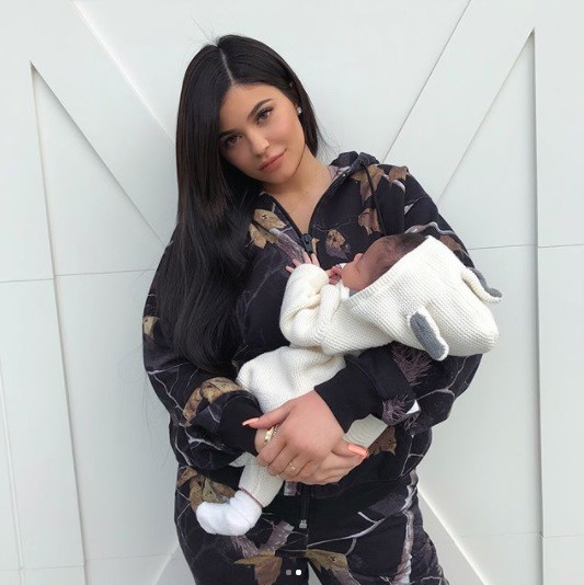 Kylie Jenner i Travis Scott prześcigają się w publikacjach dotyczących Stormi na swoich social mediach.