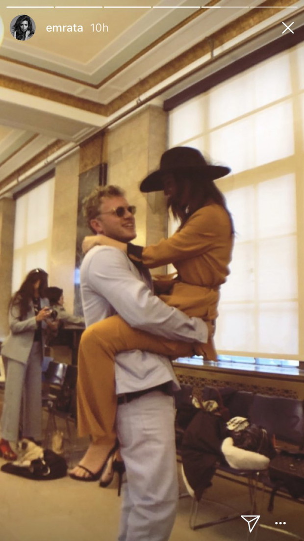 Na ślub Emily Ratajkowski i Sebastian Bear-McClard wybrali garnitury - w kolorze musztardowym i baby blue.