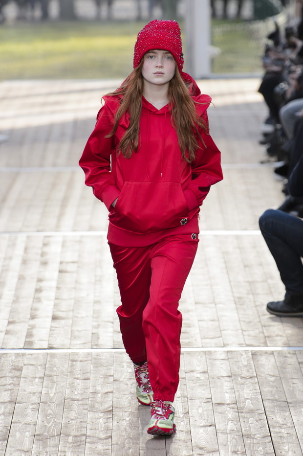 Sadie Sink debiutuje na pokazie mody Undercover. W dodatku 15-latka otworzyła całe show!