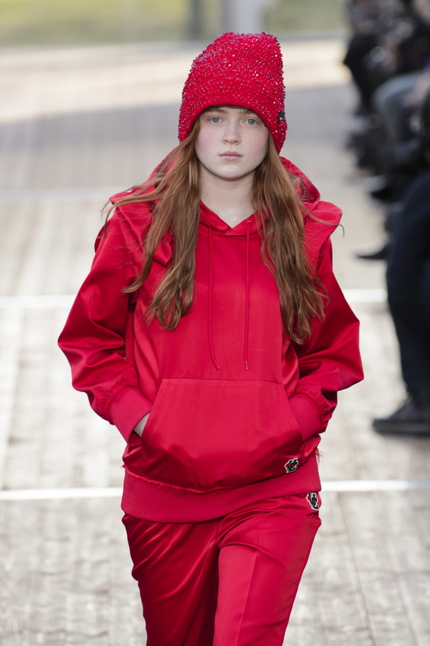 Sadie Sink na wybiegu pokazu Undercover jesień-zima 2018/2019