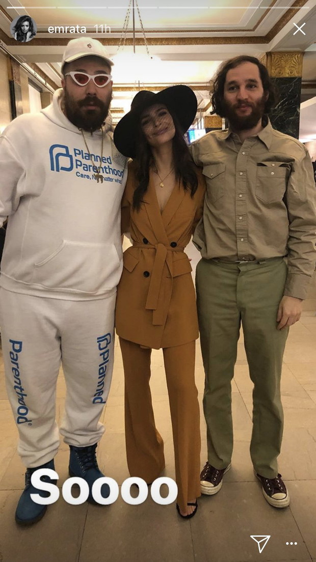 Wśród zaledwie kilku gości na ślubie Emily Ratajkowski pojawili się przyjaciele jej męża - reżyser Josh Safdie i król memów Fat Jew