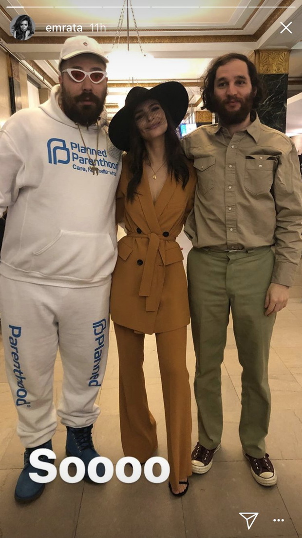 Wśród zaledwie kilku gości na ślubie Emily Ratajkowski pojawili się przyjaciele jej męża - reżyser Josh Safdie i król memów Fat Jew