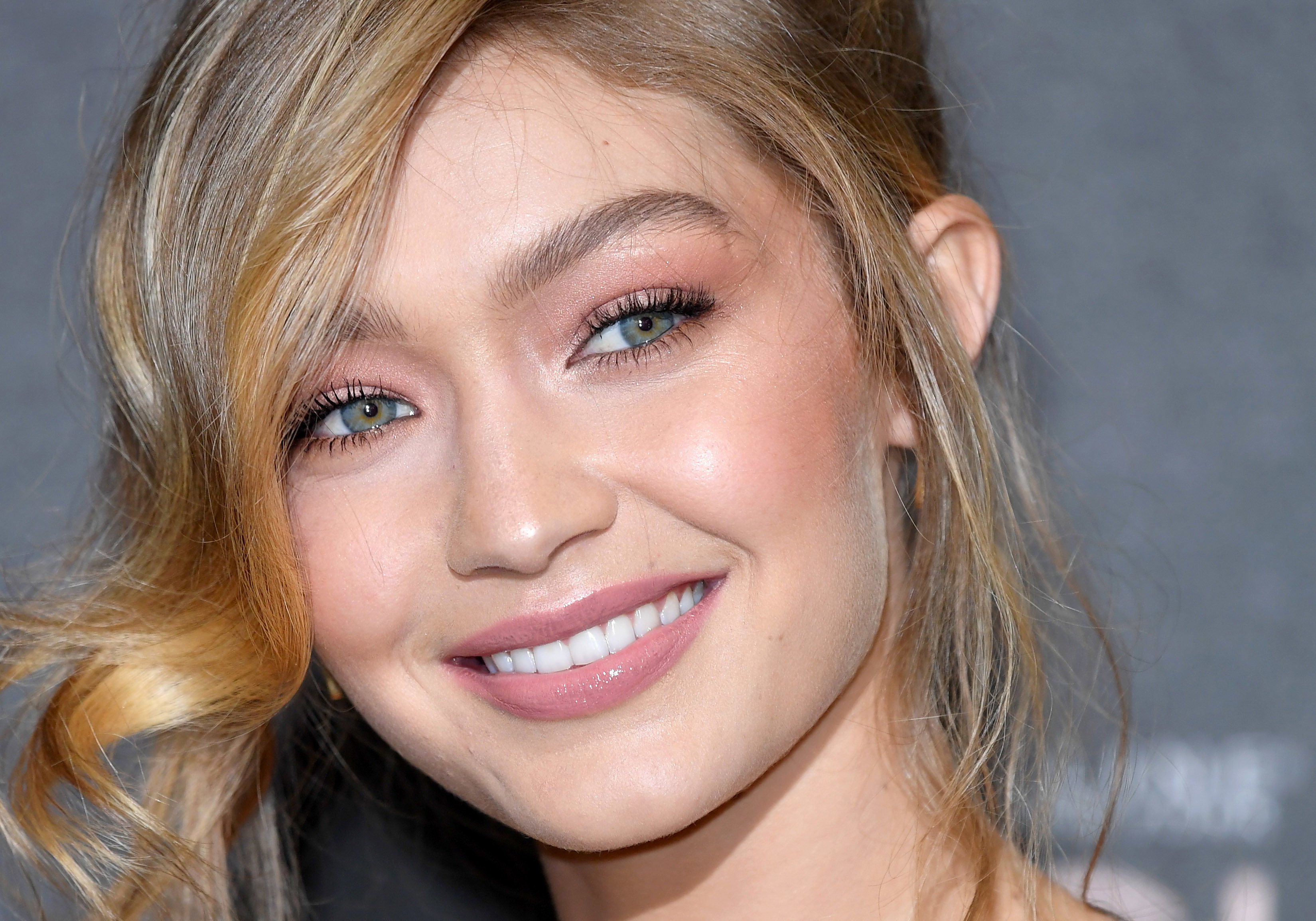Gigi Hadid w bluzie polskiej marki. Kupicie ją za 229 zł!