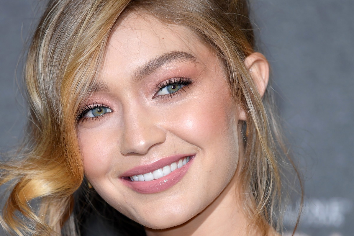 Gigi Hadid w bluzie polskiej marki. Kupicie ją za 229 zł!