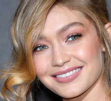 Gigi Hadid w bluzie polskiej marki. Kupicie ją za 229 zł!