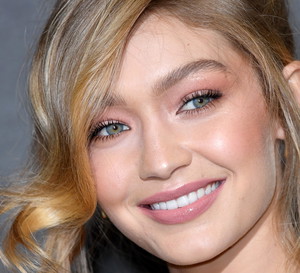 Gigi Hadid w bluzie polskiej marki. Kupicie ją za 229 zł!