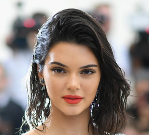 kendall-jenner-choruje-na-trypofobie