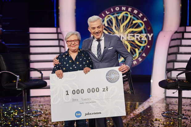 Maria Romanek, nowa milionerka w historii programu „Milionerzy” i prowadzący Hubert Urbański
