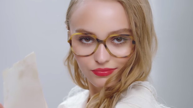 Aktorka i modelka w roli aspirującej pisarki w 6. odcinku Chanel Beauty Talks.