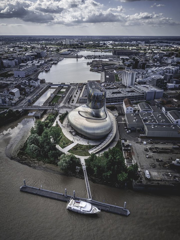 Jedną z atrakcji La Cité du Vin jest możliwość zobaczenia pobliskich winnic.