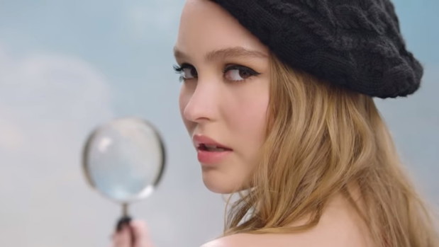 Lily-Rose Depp jako dziewczyna-szpieg w 6. odcinku Chanel Beauty Talks.
