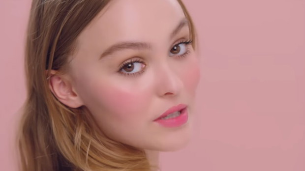 Ostatnie wcielenie młodej gwiazdy to Amerykanka w Paryżu czyli Lily-Rose Depp w wersji z akcentem na policzki.